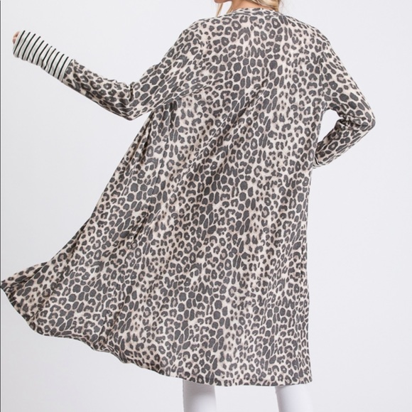 Last 1️⃣ size small. Lightweight Leopard Cardigan. - Picture 2 of 3